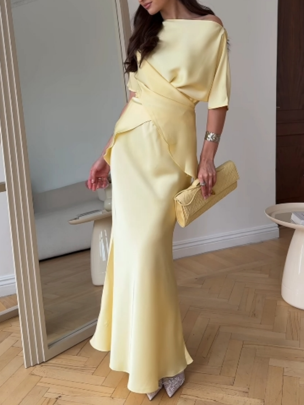 Top un svārki ar atklātiem pleciem