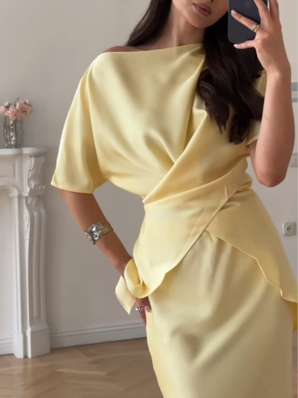 Top un svārki ar atklātiem pleciem