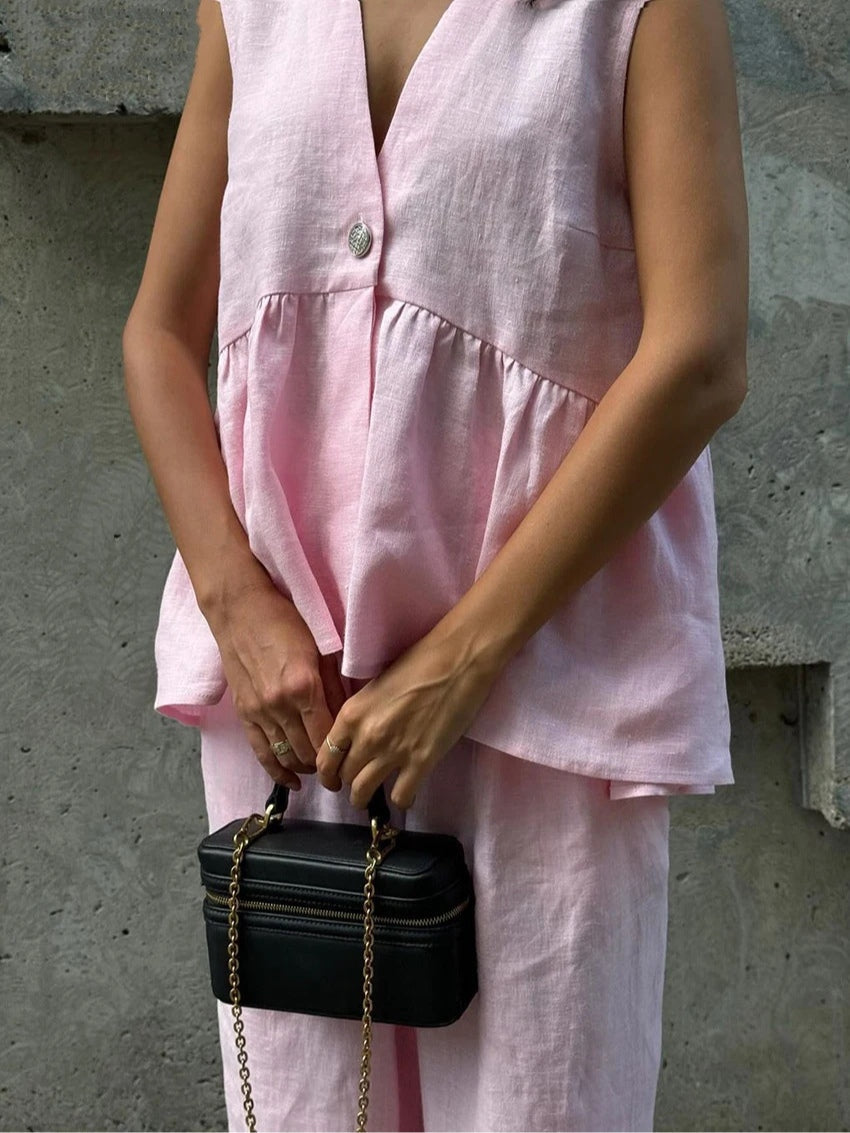 Kokvilnas un lina divdaļīgs uzvalks ar V veida kakla izgriezumu un volāniem